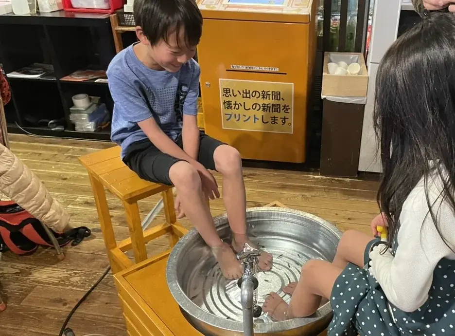 昭和レトロな温泉銭湯 玉川温泉とさいたま水族館のコラボにより、源泉をブレンドした特別な「足湯フィッシュセラピー体験」を実施 画像 2