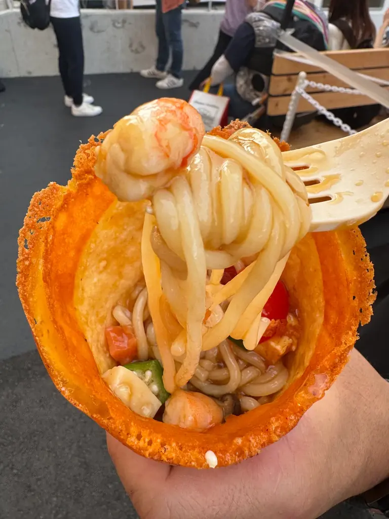 うどん？トルティーヤ？？ 50年以上の歴史を誇る自家製麺 杵屋が提案する新感覚トルティーヤ冷製うどんが大阪関西万博に期間限定出展トルティーヤに入った杵屋の冷製うどんをぜひお試しください！ 画像 2