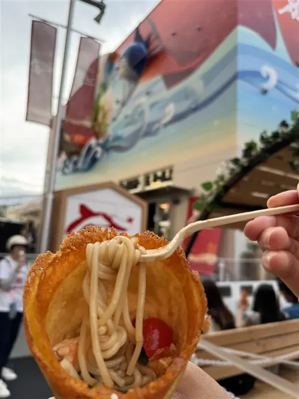 うどん？トルティーヤ？？ 50年以上の歴史を誇る自家製麺 杵屋が提案する新感覚トルティーヤ冷製うどんが大阪関西万博に期間限定出展トルティーヤに入った杵屋の冷製うどんをぜひお試しください！ 画像 4