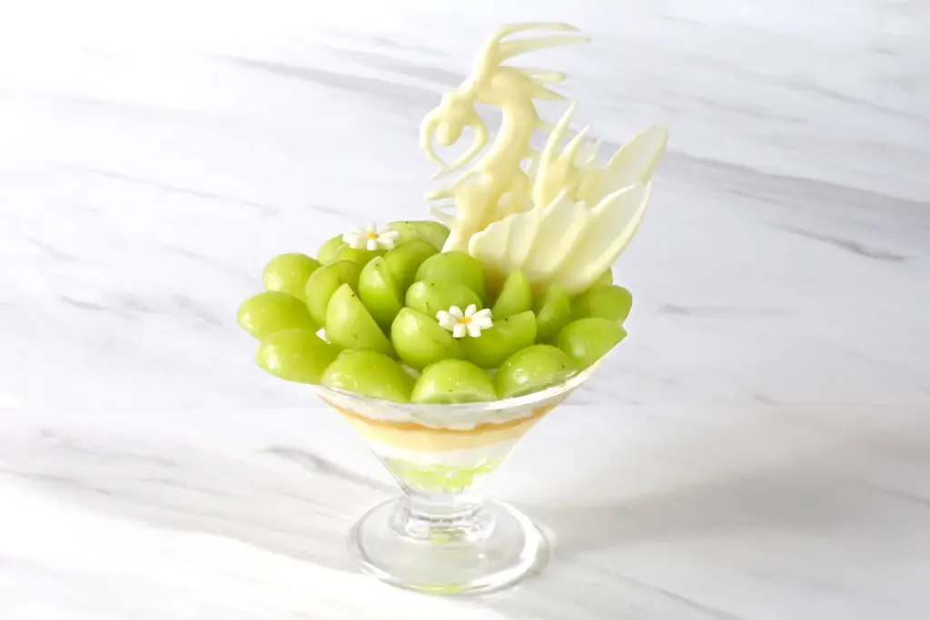 秋の贅沢な味わいを詰め込んだ「ドラゴンパフェ 〜シャインマスカット〜」&「ローズパフェ 〜モンブラン〜」が登場 画像 1