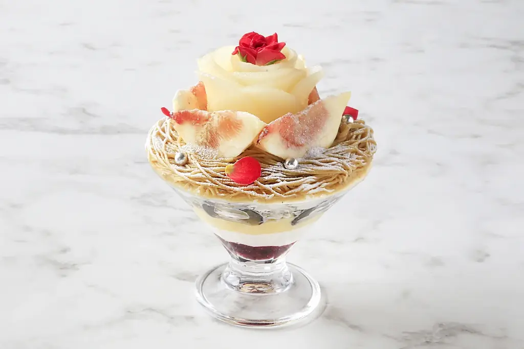 秋の贅沢な味わいを詰め込んだ「ドラゴンパフェ 〜シャインマスカット〜」&「ローズパフェ 〜モンブラン〜」が登場 画像 2