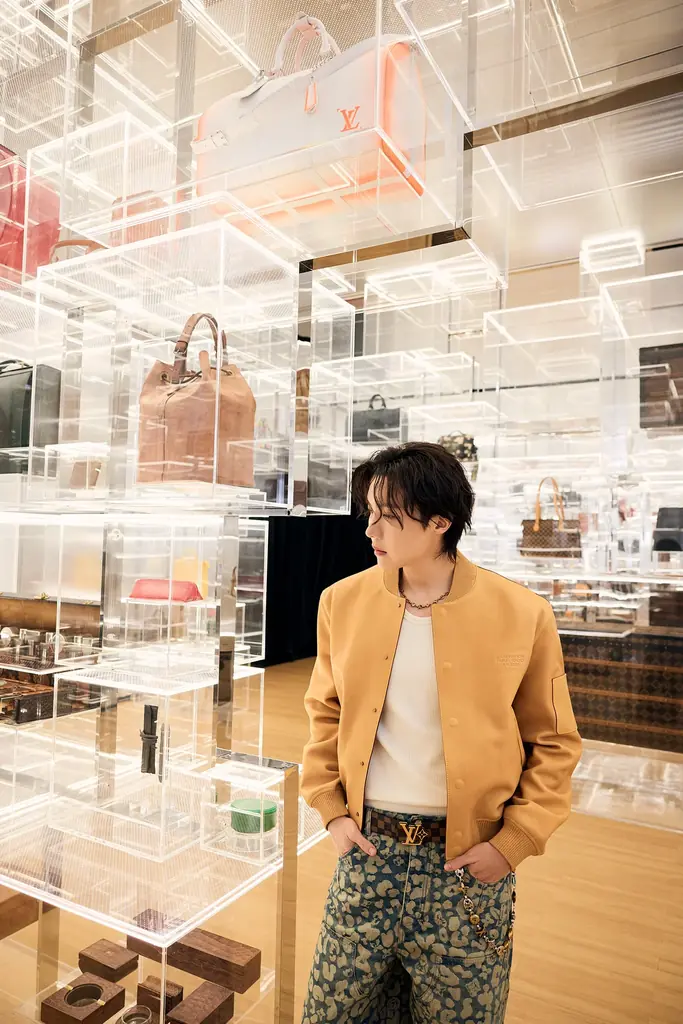【ルイ·ヴィトン】j-hope、大阪で開催中のルイ·ヴィトン「ビジョナリー·ジャーニー」展に来場 画像 3