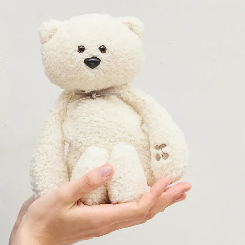 10mois×Kanoco、さくらんぼ種入りのしろくまぬいぐるみ発売