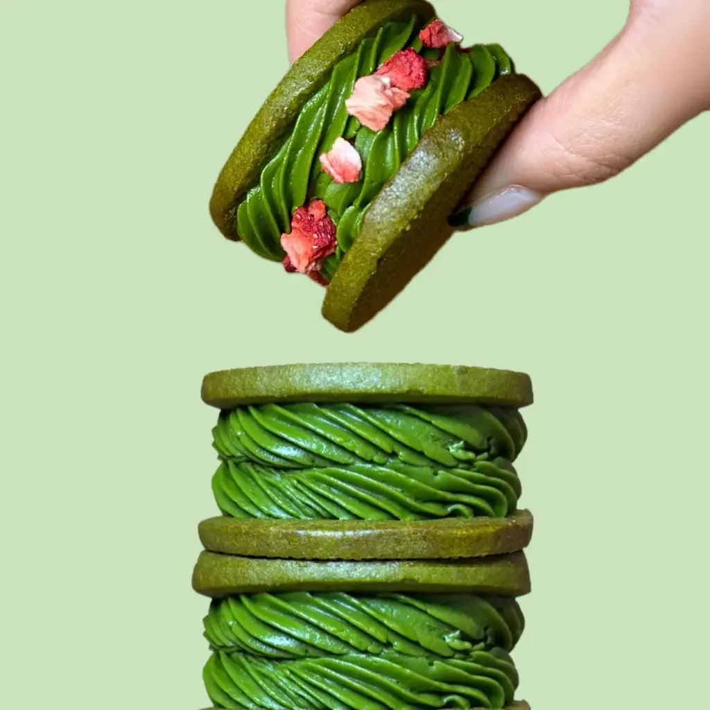 まっちゃらばー×d:matcha、濃厚抹茶バターサンドが復刻