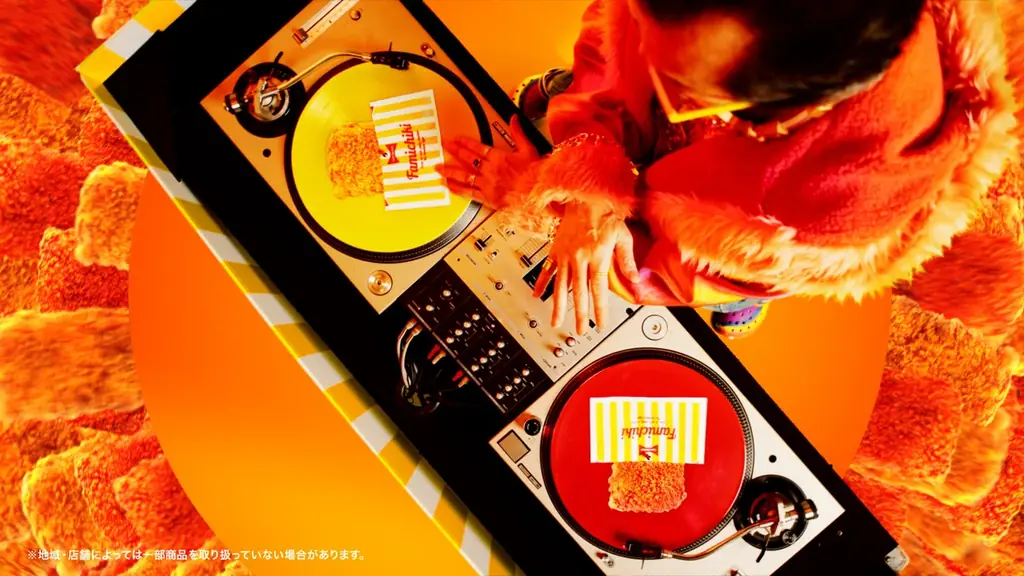 吉田鋼太郎さんがDJに挑戦！？八木莉可子さんも熱狂でアゲアゲ！総額約2億円相当※のクーポンとグッズがあたる「ファミチキ あげあげ祭」 新CM「ファミチキ あげあげ祭」篇　9月16日(火)より放映開始 画像 3