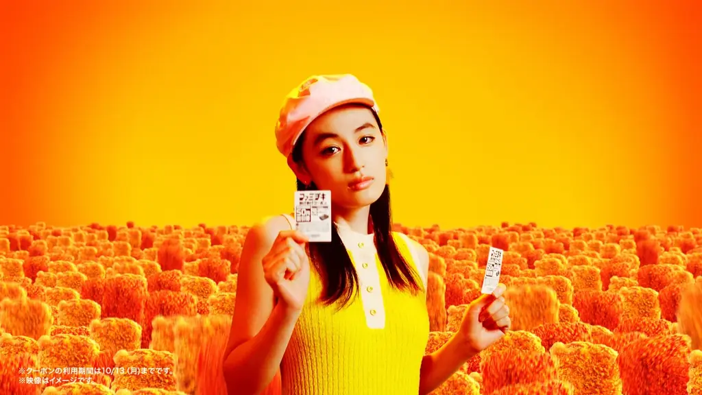 吉田鋼太郎さんがDJに挑戦！？八木莉可子さんも熱狂でアゲアゲ！総額約2億円相当※のクーポンとグッズがあたる「ファミチキ あげあげ祭」 新CM「ファミチキ あげあげ祭」篇　9月16日(火)より放映開始 画像 4