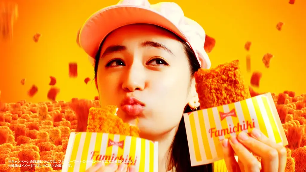 吉田鋼太郎さんがDJに挑戦！？八木莉可子さんも熱狂でアゲアゲ！総額約2億円相当※のクーポンとグッズがあたる「ファミチキ あげあげ祭」 新CM「ファミチキ あげあげ祭」篇　9月16日(火)より放映開始 画像 5