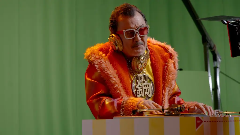 吉田鋼太郎さんがDJに挑戦！？八木莉可子さんも熱狂でアゲアゲ！総額約2億円相当※のクーポンとグッズがあたる「ファミチキ あげあげ祭」 新CM「ファミチキ あげあげ祭」篇　9月16日(火)より放映開始 画像 6