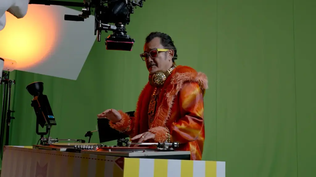 吉田鋼太郎さんがDJに挑戦！？八木莉可子さんも熱狂でアゲアゲ！総額約2億円相当※のクーポンとグッズがあたる「ファミチキ あげあげ祭」 新CM「ファミチキ あげあげ祭」篇　9月16日(火)より放映開始 画像 7