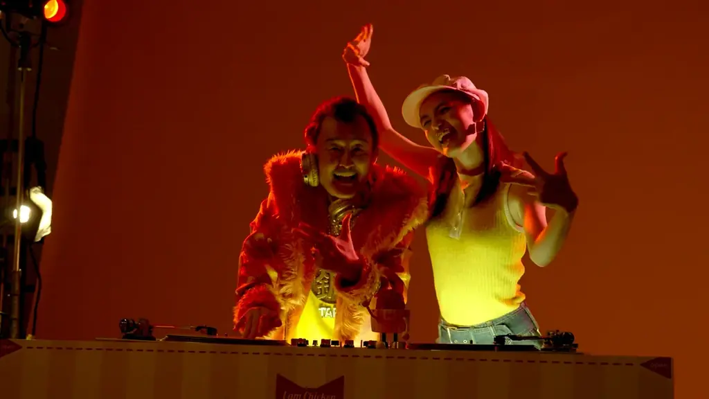 吉田鋼太郎さんがDJに挑戦！？八木莉可子さんも熱狂でアゲアゲ！総額約2億円相当※のクーポンとグッズがあたる「ファミチキ あげあげ祭」 新CM「ファミチキ あげあげ祭」篇　9月16日(火)より放映開始 画像 9