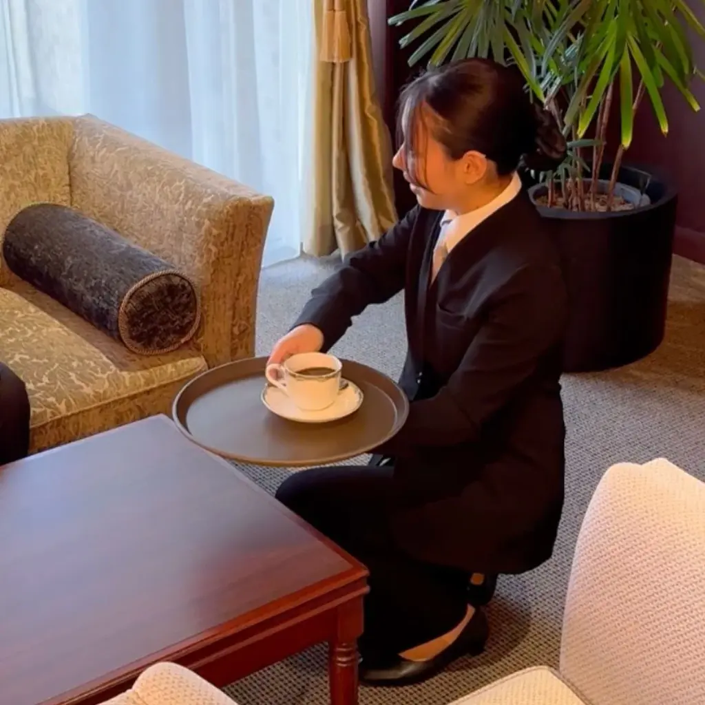 開業60周年、新しいユニフォームで働く人と地域をつなぐ「洗える・日本製・ストレッチ素材」の“次世代ユニフォーム”を共同企画 画像 3