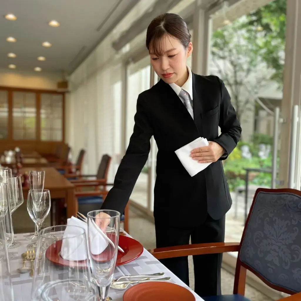 開業60周年、新しいユニフォームで働く人と地域をつなぐ「洗える・日本製・ストレッチ素材」の“次世代ユニフォーム”を共同企画 画像 4