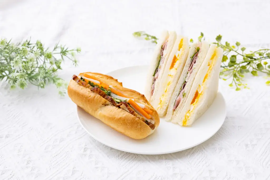 セブン‐イレブンの贅沢＆本格サンドイッチ！「BIG ハムとたまご」と「ローストチキンと野菜のバインミー」が9月24日（水）より新登場！ 画像 1