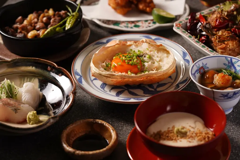 【9月16日(火)グランドオープン】名古屋市の400年の歴史ある料亭の「勝手口」から入る隠れ家、選べる2つの食体験。活気あるカウンター和食居酒屋と江戸前おまかせ鮨。 画像 1