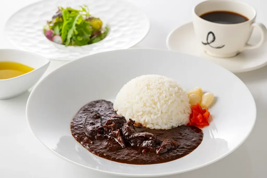 【初コラボ商品】 ヒルトン名古屋×お肉の専門店スギモトの贅沢コラボ！黒毛和牛ゴロゴロで味噌×スパイスが効いたご馳走レトルトカレーを発売！ 画像 2