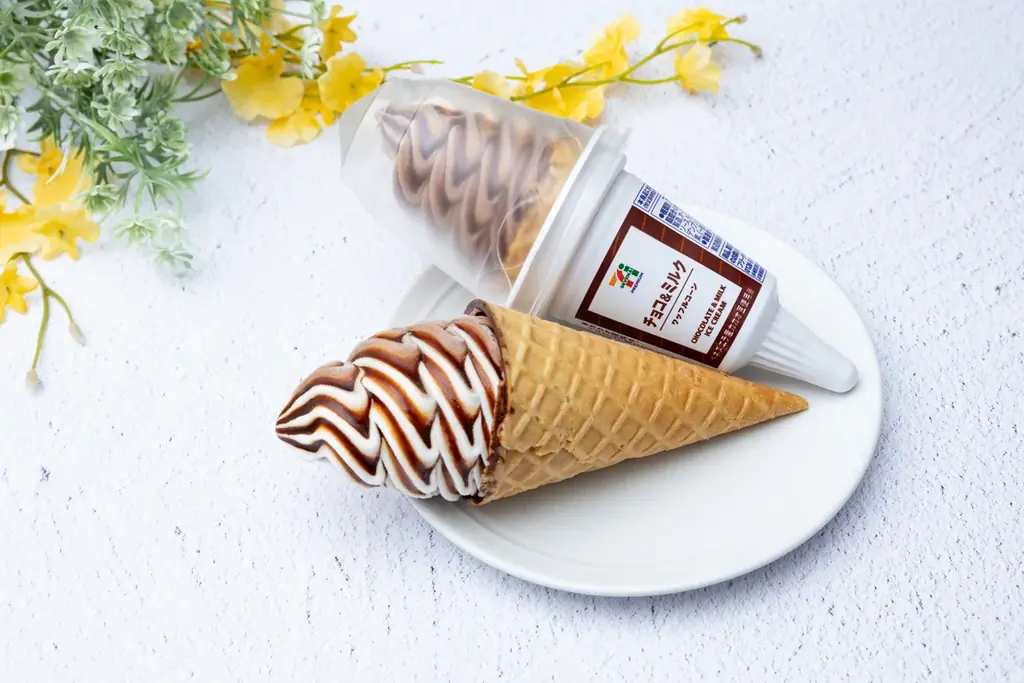 チョコ好きにはたまらない！贅沢チョコアイス2種が登場！「セブンプレミアム 生チョコアイス」と「セブンプレミアム ワッフルコーン チョコ＆ミルク」が9月23日（火）からリニューアル！ 画像 3