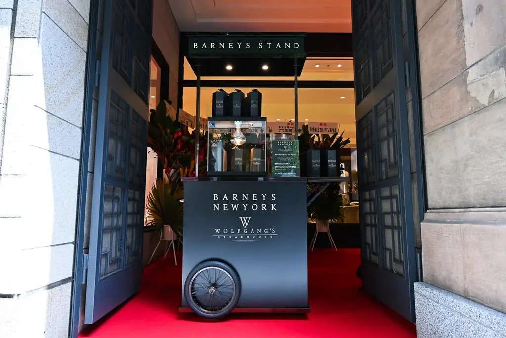 バーニーズ　ニューヨーク銀座本店リニューアルオープンを記念して、NYが誇る高級ステーキハウス「ウルフギャング・ステーキハウス」とのコラボレーションが実現、世界初となる極上のポップコーンを期間限定で発売 画像 1