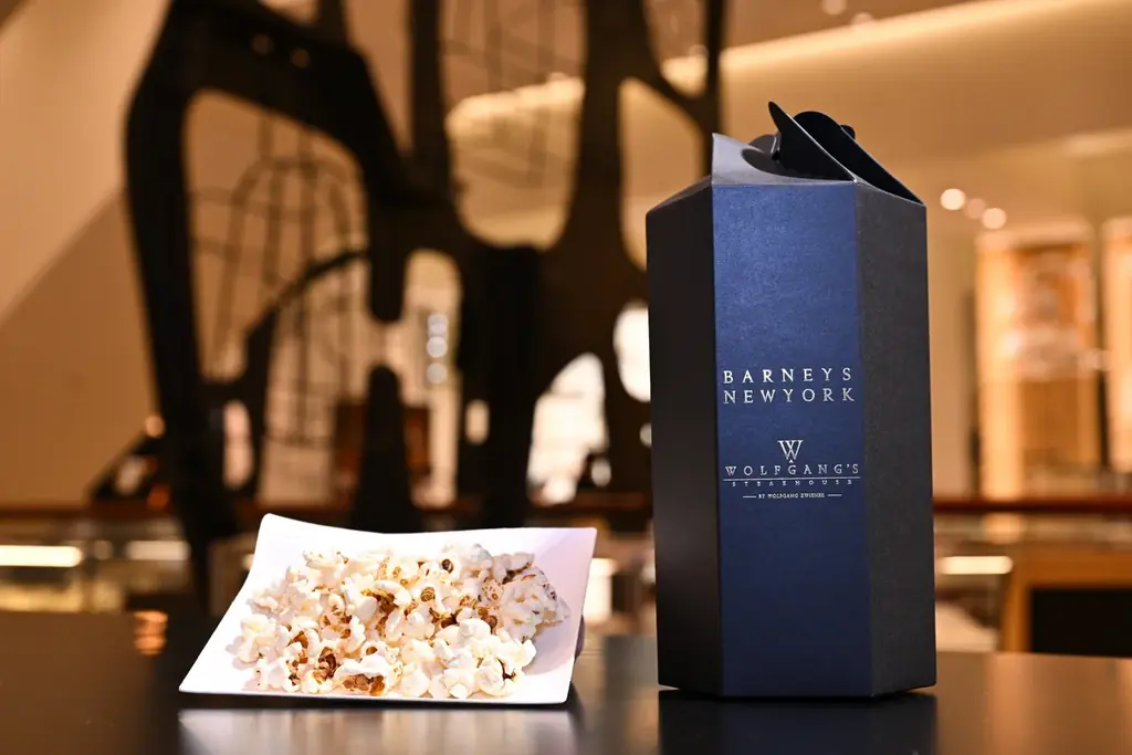 バーニーズ　ニューヨーク銀座本店リニューアルオープンを記念して、NYが誇る高級ステーキハウス「ウルフギャング・ステーキハウス」とのコラボレーションが実現、世界初となる極上のポップコーンを期間限定で発売 画像 2