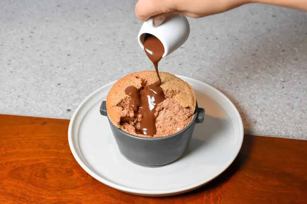 Minimalより、“ふわトロ”食感の出来立てチョコレートスフレに、洋梨やいちじくを添えた秋限定バージョンが登場 画像 1