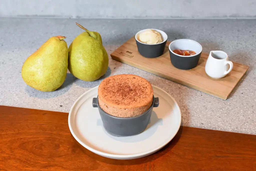 Minimalより、“ふわトロ”食感の出来立てチョコレートスフレに、洋梨やいちじくを添えた秋限定バージョンが登場 画像 2