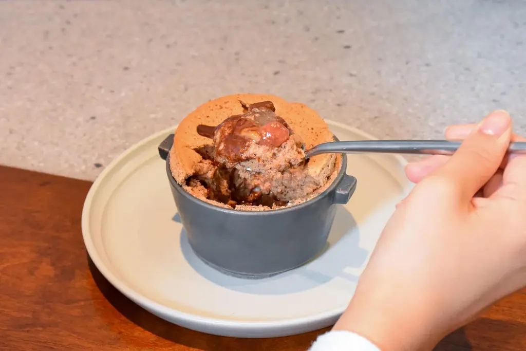 Minimalより、“ふわトロ”食感の出来立てチョコレートスフレに、洋梨やいちじくを添えた秋限定バージョンが登場 画像 3
