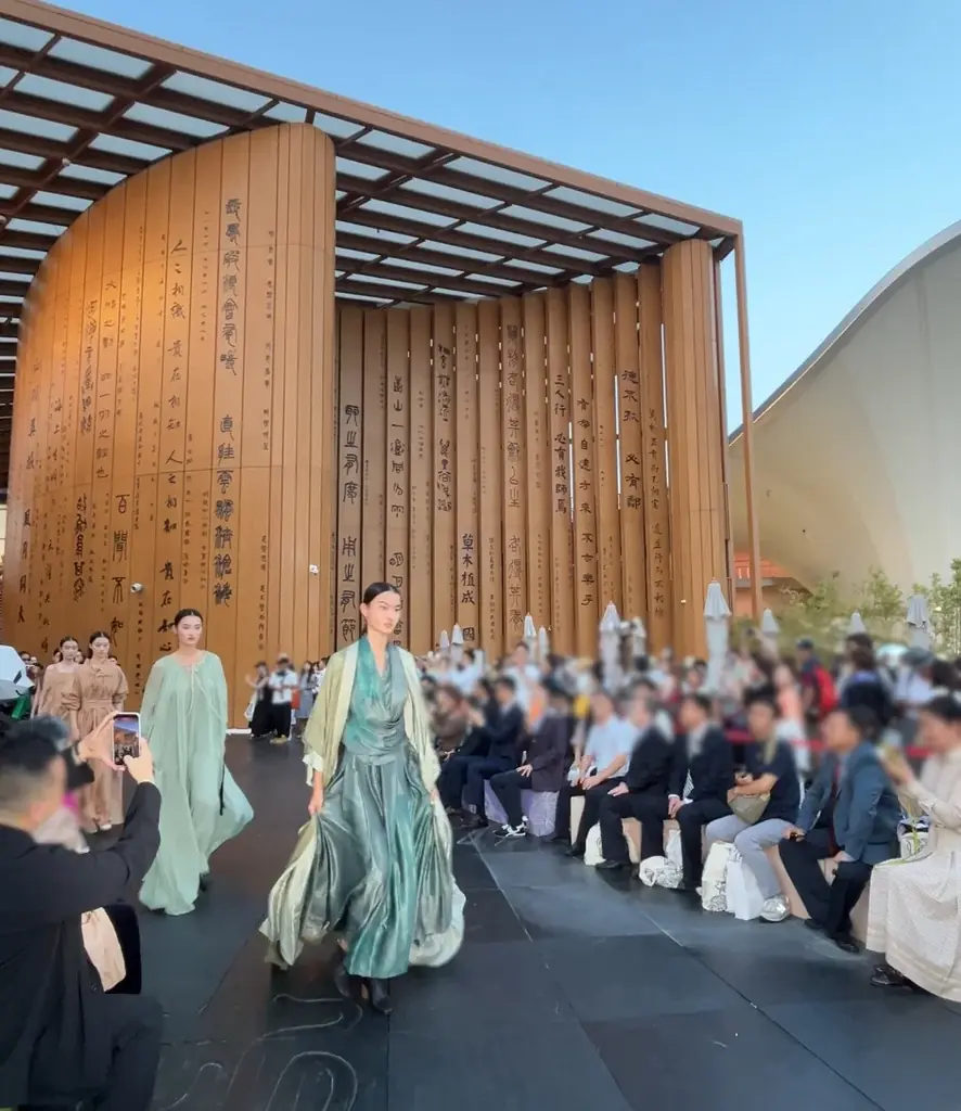 大阪・関西万博の中国パビリオンで美容室 NYNYがバックステージをサポート 画像 3