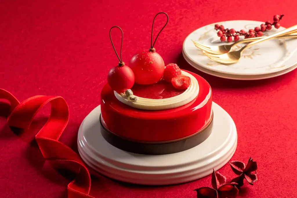 【ザ・キャピトルホテル 東急】2025年クリスマスケーキの予約を11月1日より開始。“赤”を纏った新作ケーキなど全7種類のスイーツ＆ブレッド 画像 2