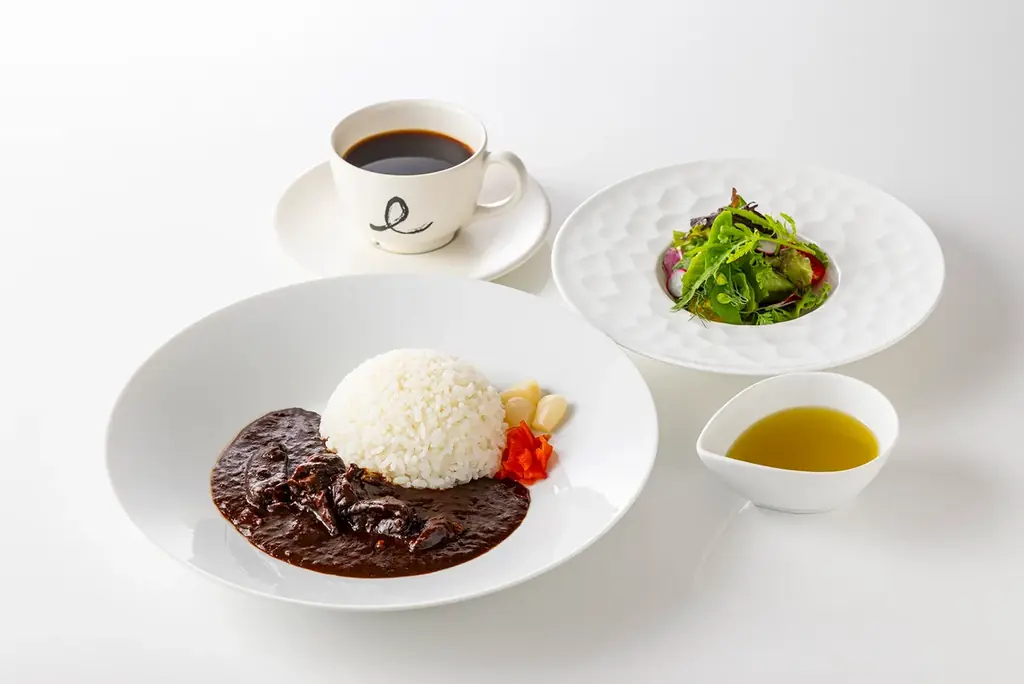 【初コラボ商品】お肉の専門店スギモト×ヒルトン名古屋の贅沢コラボ！黒毛和牛ゴロゴロで味噌×スパイスが効いたご馳走レトルトカレーを発売！ 画像 2