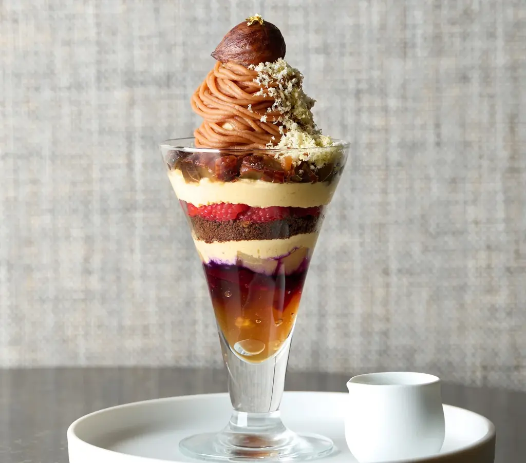 ホテルグランバッハ東京銀座　| ふたつの秋の味覚が織りなすハーモニーと、秋色のレイヤーが美しい「グランバッハ パフェ　‐栗と洋梨のパフェ-」を発売 画像 1