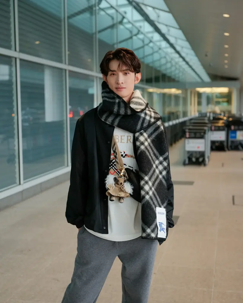 【BURBERRY】Snow Man向井康⼆が、バーバリー 2026春夏コレクションを纏い⽻⽥空港に登場 画像 1