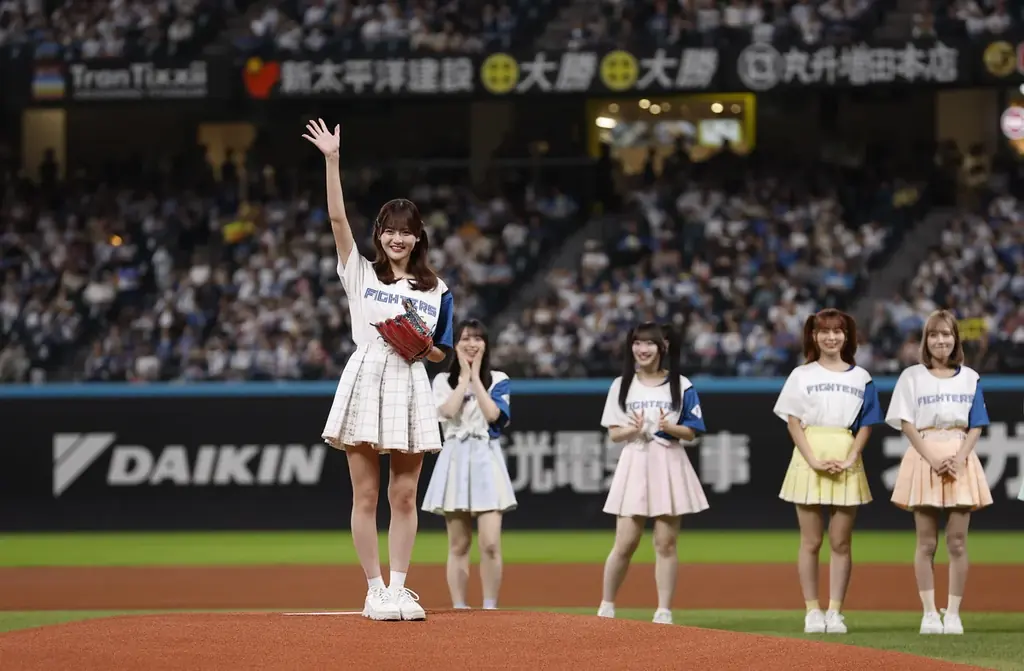 ＝LOVE　「北海道日本ハムファイターズ × 千葉ロッテマリーンズ戦」 にてパフォーマンスを披露！ファイターズファンのメンバー髙松瞳が試合前のファーストピッチに初挑戦！ 画像 2