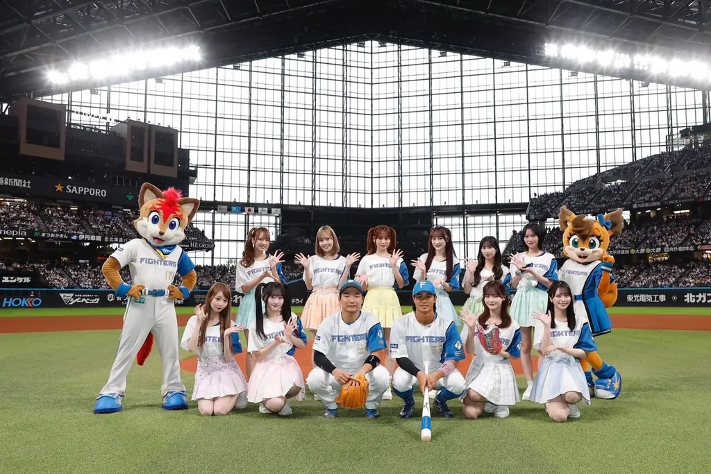 ＝LOVE　「北海道日本ハムファイターズ × 千葉ロッテマリーンズ戦」 にてパフォーマンスを披露！ファイターズファンのメンバー髙松瞳が試合前のファーストピッチに初挑戦！ 画像 4