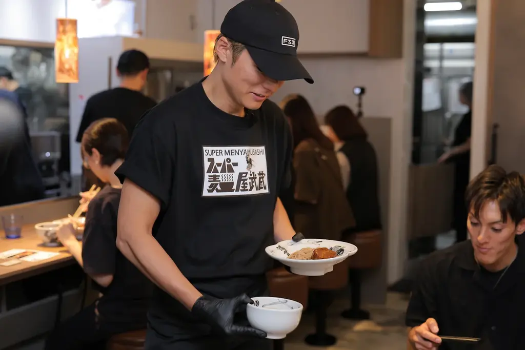 「スーパー麺」と「麺屋武蔵」のコラボレーションイベント『スーパー麺屋武蔵』アンバサダー・EXILE SHOKICHIさんが一日店長に就任！！〜オリジナルコラボメニューにファンら舌鼓〜 画像 4