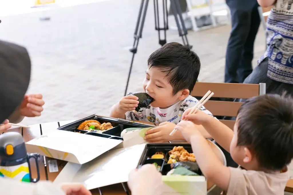 TCB東京中央美容外科×米屋のにぎりめし山田村コラボ『子ども食堂』開催！地元の魅力が詰まったランチボックス「ぼっけぇ元気おにぎり箱」を岡山の子ども達に無償提供しました。 画像 10