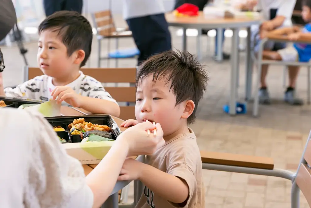 TCB東京中央美容外科×米屋のにぎりめし山田村コラボ『子ども食堂』開催！地元の魅力が詰まったランチボックス「ぼっけぇ元気おにぎり箱」を岡山の子ども達に無償提供しました。 画像 13
