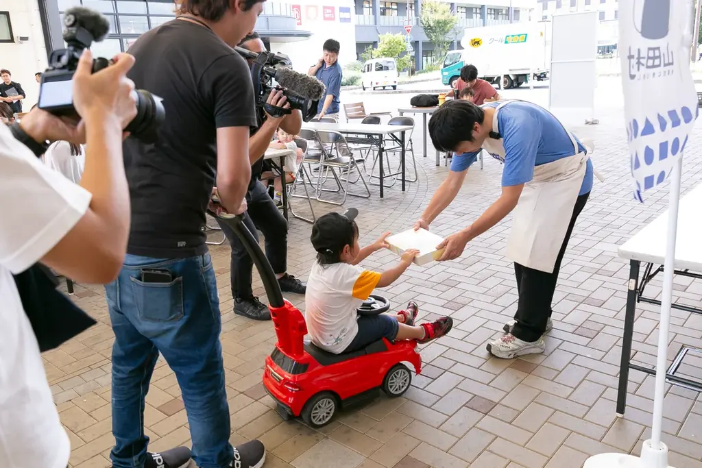 TCB東京中央美容外科×米屋のにぎりめし山田村コラボ『子ども食堂』開催！地元の魅力が詰まったランチボックス「ぼっけぇ元気おにぎり箱」を岡山の子ども達に無償提供しました。 画像 14