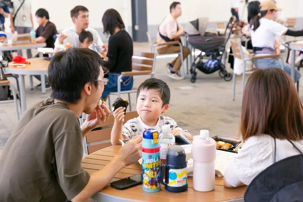 TCB東京中央美容外科×米屋のにぎりめし山田村コラボ『子ども食堂』開催！地元の魅力が詰まったランチボックス「ぼっけぇ元気おにぎり箱」を岡山の子ども達に無償提供しました。 画像 16