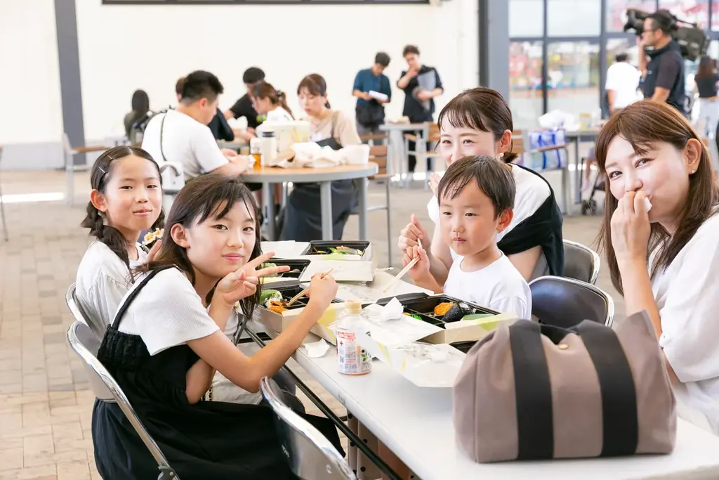 TCB東京中央美容外科×米屋のにぎりめし山田村コラボ『子ども食堂』開催！地元の魅力が詰まったランチボックス「ぼっけぇ元気おにぎり箱」を岡山の子ども達に無償提供しました。 画像 4