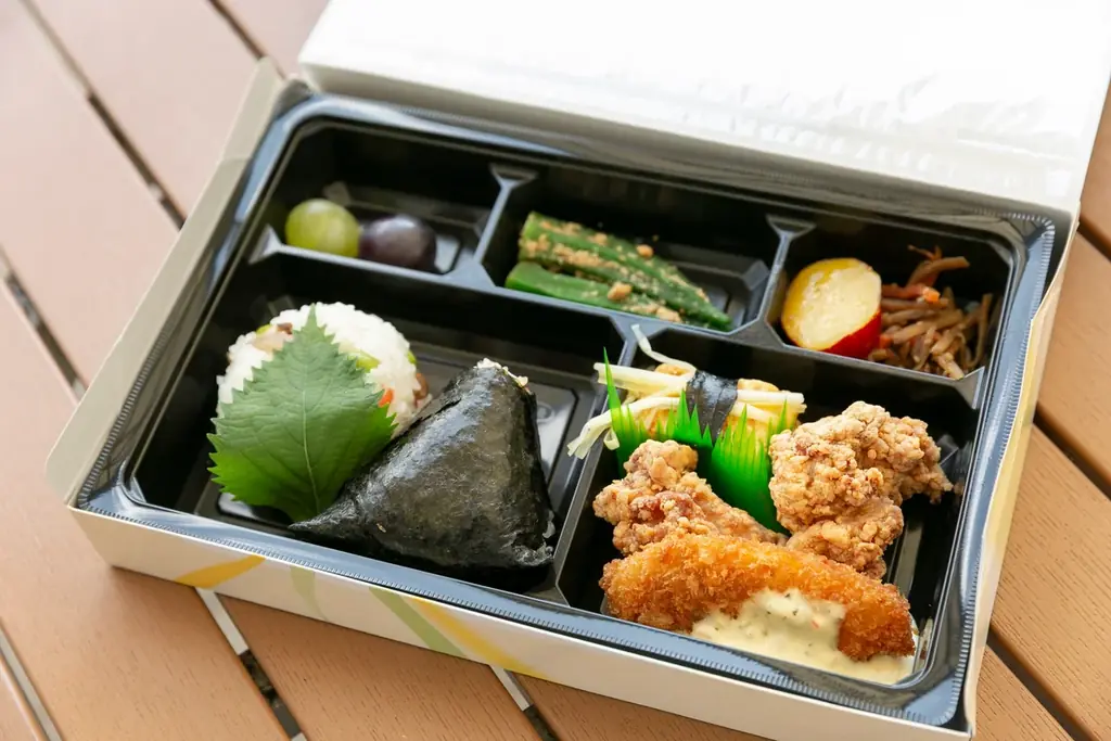 TCB東京中央美容外科×米屋のにぎりめし山田村コラボ『子ども食堂』開催！地元の魅力が詰まったランチボックス「ぼっけぇ元気おにぎり箱」を岡山の子ども達に無償提供しました。 画像 5