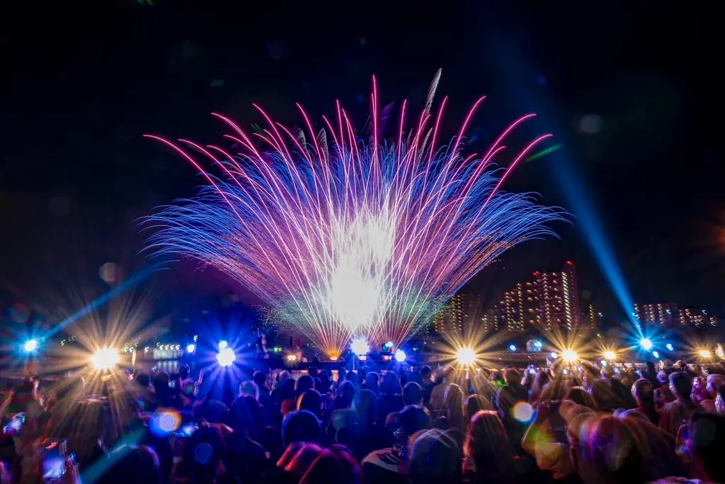 【開催レポート】泉州夢花火スピンオフ企画「AMAZING-光と音の渚-」が泉大津・なぎさ公園で幻想的な海上パフォーマンスを披露 画像 1