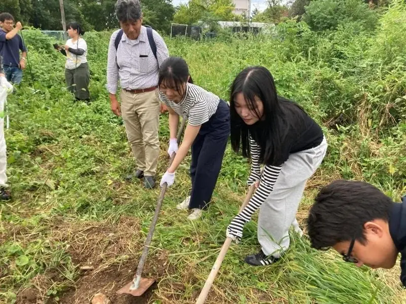 【岡山大学】地域共創型取り組み「シネコカルチャー（協生農法）プロジェクト」 畝立て＆果樹・苗・種植え作業を実施 ～自然共生型の農園デザインを学生主体で～ 画像 3
