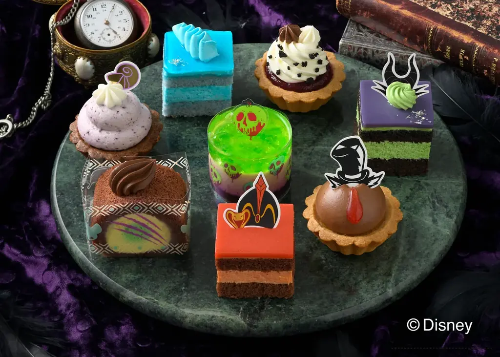 【銀座コージーコーナー】「ディズニーヴィランズ」をモチーフにしたプチケーキアソート&今年は「マレフィセント」と「アースラ」をイメージしたムースケーキも新登場！ 画像 1