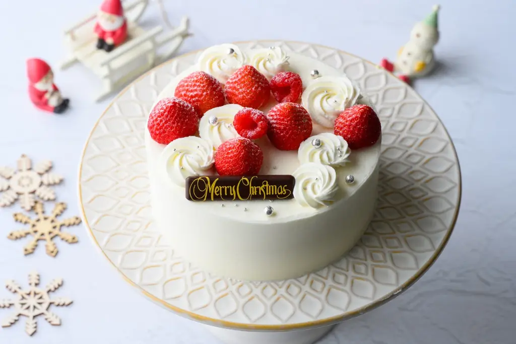 おとぎ話を思わせる可憐なクリスマスケーキが金沢東急ホテルで登場。10月1日(水)より「ホワイトクリスマス」や3段ケーキの「プレミアム・クイーン」など限定販売 画像 2