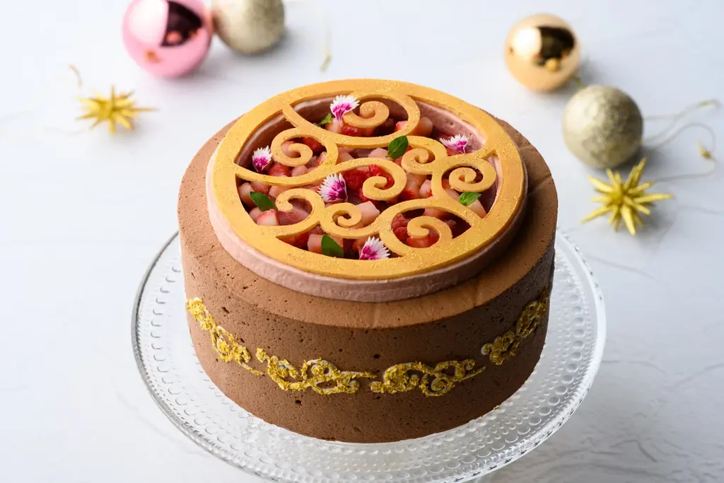 おとぎ話を思わせる可憐なクリスマスケーキが金沢東急ホテルで登場。10月1日(水)より「ホワイトクリスマス」や3段ケーキの「プレミアム・クイーン」など限定販売 画像 3