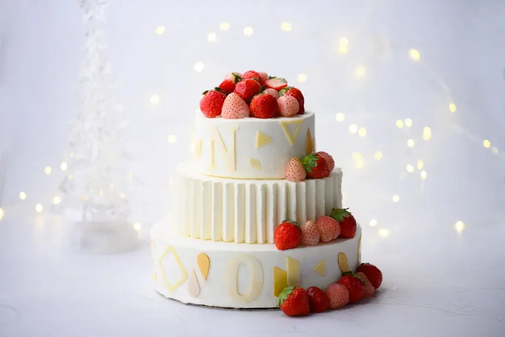 おとぎ話を思わせる可憐なクリスマスケーキが金沢東急ホテルで登場。10月1日(水)より「ホワイトクリスマス」や3段ケーキの「プレミアム・クイーン」など限定販売 画像 4
