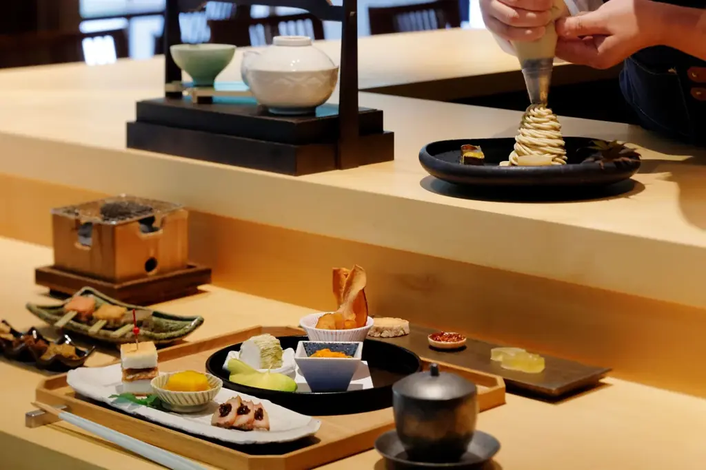 【バンヤンツリー・東山 京都】カウンター越しの特別体験で味わう「秋のスイーツ会席」開催料理長とペストリーシェフが紡ぐ秋を映したアフタヌーンティー 画像 1