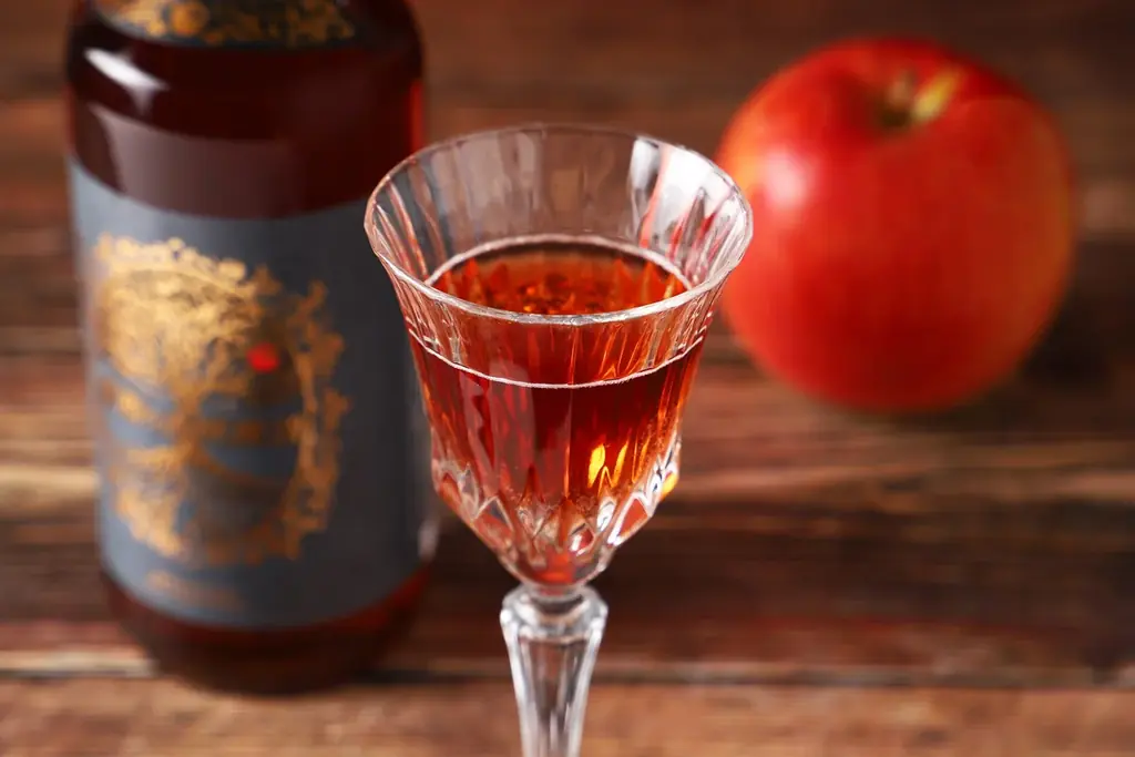 果肉まで赤い林檎を使った紅色の林檎酒「禁断の赤林檎酒」を販売開始 画像 3