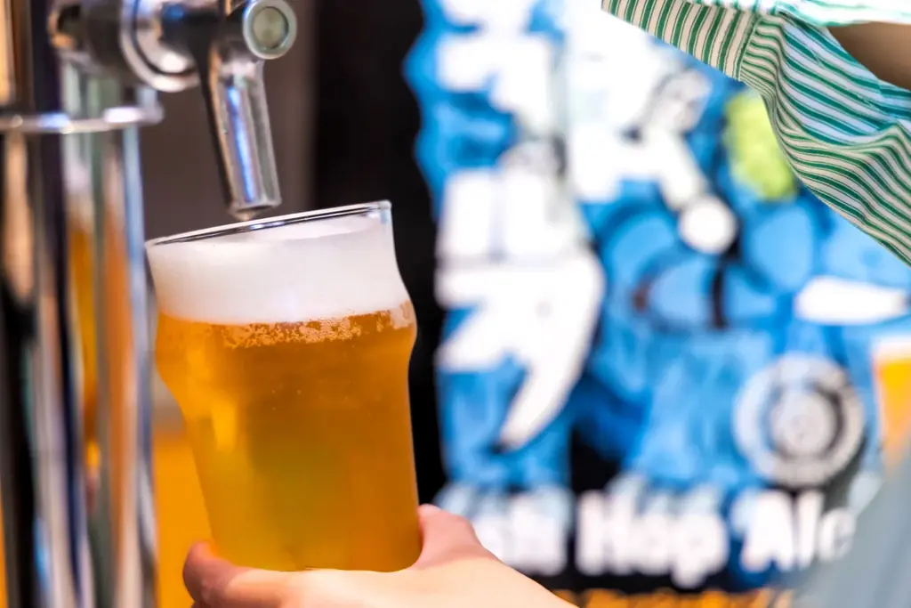 【よなよなビアワークス】シトラス香る洗練の一杯　「軽井沢ビール クラフトザウルス フレッシュホップエール2025」限定販売 画像 2