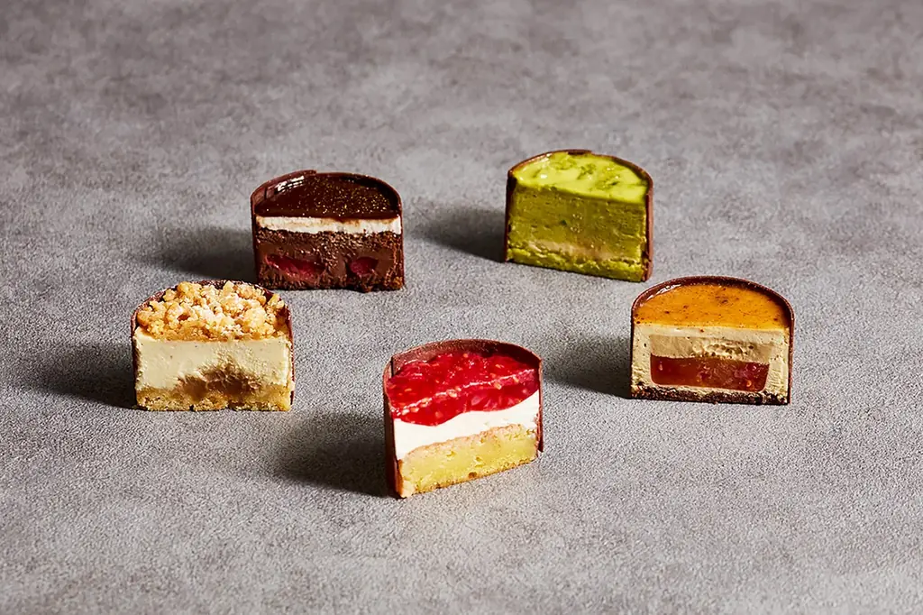 【京王プラザホテル】10台限定、本物のクリスマスリースのように美しい芸術的なケーキや、白ふくろうが佇む進化系ブッシュ・ド・ノエルなど。クリスマスケーキ全10種、10月1日予約開始 画像 4