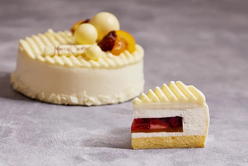 【京王プラザホテル】10台限定、本物のクリスマスリースのように美しい芸術的なケーキや、白ふくろうが佇む進化系ブッシュ・ド・ノエルなど。クリスマスケーキ全10種、10月1日予約開始 画像 9